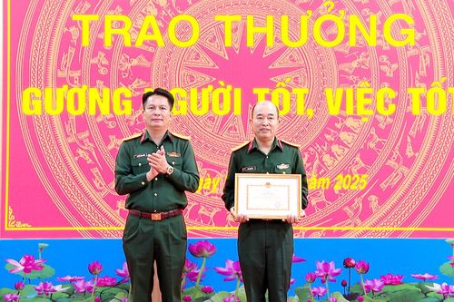 Trao thưởng đột xuất cho Thiếu tá Đào Trung Kiên