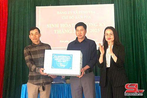 Đồng chí Trưởng ban Tuyên giáo và Dân vận Tỉnh ủy dự sinh hoạt tại chi bộ bản Phạ
