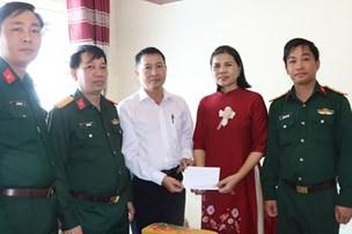 Thăm, tặng quà đến các bậc lão thành cách mạng và các gia đình liệt sĩ