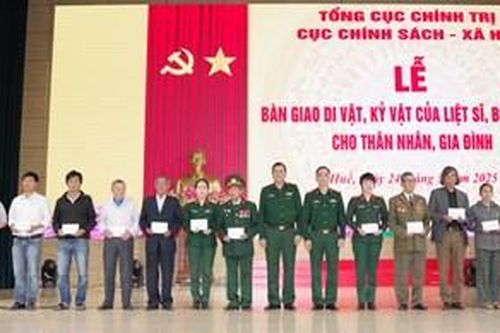 Bàn giao di vật, kỷ vật cho thân nhân liệt sỹ tại thành phố Huế