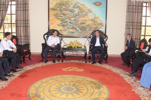 Bộ Tư lệnh Vùng 3 Hải quân thăm, chúc mừng thành phố Huế nhân kỷ niệm 50 năm Ngày giải phóng