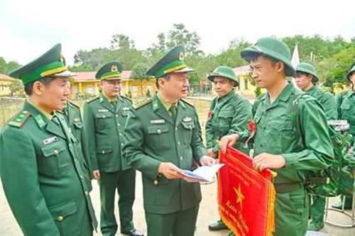 Tiếp lửa truyền thống cho chiến sĩ mới