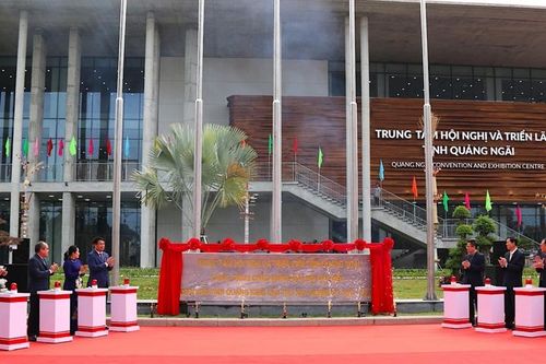 Quảng Ngãi gắn biển công trình chào mừng Đại hội Đảng