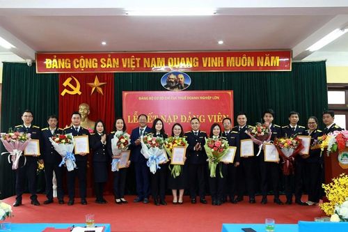 Chi cục Thuế Doanh nghiệp lớn tổ chức kết nạp đảng viên mới tại An toàn khu Định Hóa