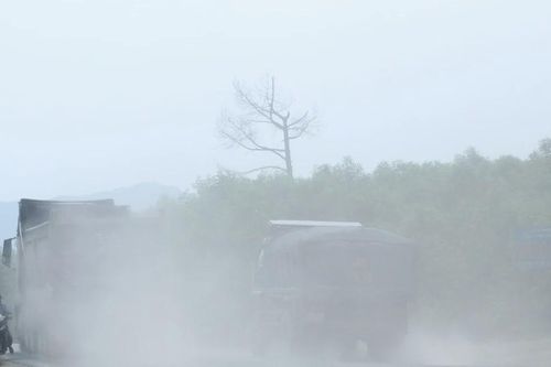 Hà Tĩnh: Cần chấn chỉnh tình trạng xe chở vật liệu phóng nhanh, vượt ẩu trên quốc lộ 12C
