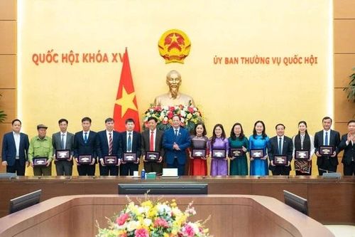 Mong muốn các thế hệ ĐBQH tỉnh Sơn La tiếp tục giữ vững tinh thần trách nhiệm, lan tỏa ngọn lửa cống hiến