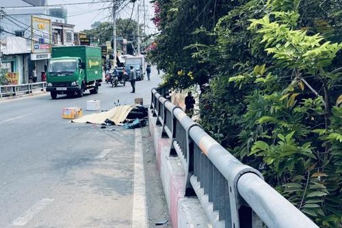 Va chạm lúc đổ dốc cầu, tài xế xe ôm công nghệ tử vong dưới bánh xe đầu kéo