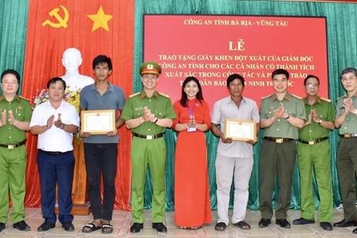 Khen thưởng công dân dũng cảm cứu thuyền viên tàu cá gặp nạn tại vùng biển Vũng Tàu