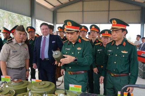 Hoa Kỳ bàn giao cơ sở huấn luyện rà phá bom mìn cho Việt Nam