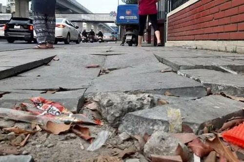 Vỉa hè xuống cấp 'bẫy' người đi đường