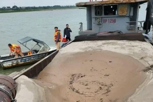 Tàu 'cát tặc' bị chặn đứng trên tuyến sông Hồng