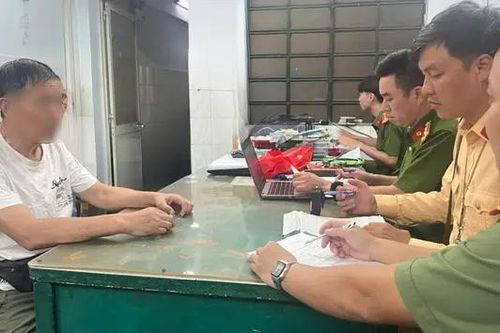 CSGT TP.HCM xử phạt hai người điều khiển vali chạy trên đường