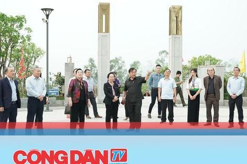 GS.TS Nguyễn Thị Doan và Đoàn công tác Hội Khuyến học Việt Nam tham quan các địa danh lịch sử tại Điện Biên Phủ