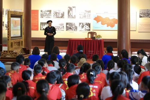 Trường Tiểu học Chí Viễn (Trùng Khánh) tổ chức 'Hành trình về địa chỉ đỏ'