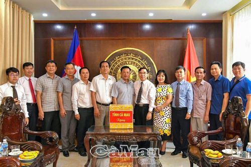 Đoàn cán bộ tỉnh Cà Mau thăm Tổng Lãnh sự quán Việt Nam tại Sihanoukville