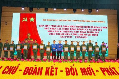 Kiểm toán nhà nước chuyên ngành Ia phối hợp trao quà cho thanh niên có hoàn cảnh khó khăn