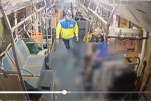 Clip: Nam thanh niên mặc áo xe ôm công nghệ bất ngờ xông lên xe buýt, tung liên hoàn cước với tài xế rồi bỏ đi