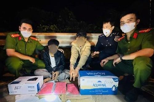 Bắt giữ hai thiếu niên vận chuyển 30.000 viên ma túy ở vùng biên giới