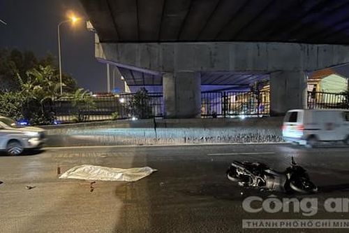 TPHCM: Xe máy va chạm xe tải, một thanh niên tử vong