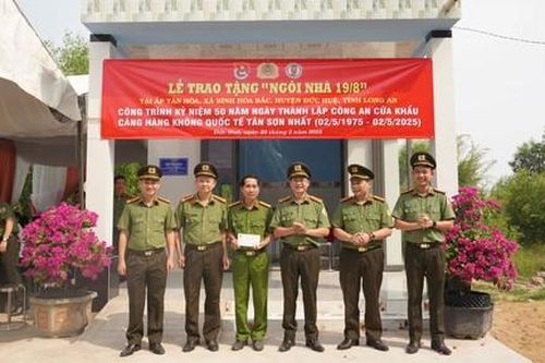 Công an Cửa khẩu sân bay Tân Sơn Nhất tổ chức chương trình an sinh xã hội tại Long An