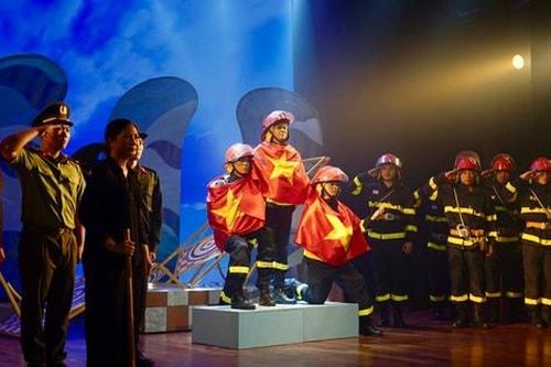 Vở kịch 'Ngược chiều bình an': Khắc sâu sự quả cảm của những chiến sĩ 'đi về phía lửa'