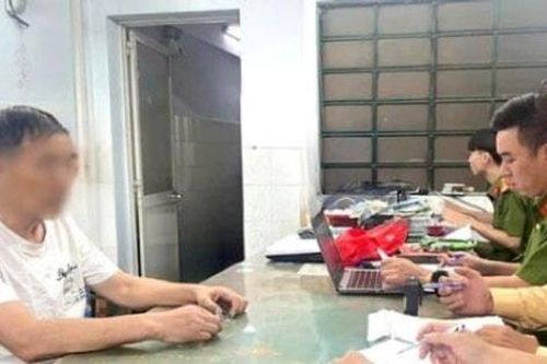 Công an TP Hồ Chí Minh xử phạt người nước ngoài cưỡi vali ở quận 1