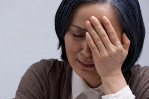 Mẹ vợ đến nhà con rể sống, lỡ tay làm vỡ chiếc bình hoa liền bị con mắng một câu uất hận đến mức ôm túi vàng bỏ đi