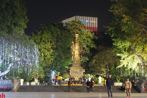 Hà Nội: Hàng cây cổ thụ được xử lý ra sao sau cải tạo vườn hoa Lý Thái Tổ