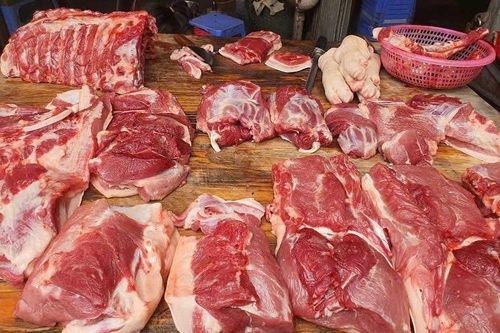 Giá thịt lợn tăng cao, người tiêu dùng điều chỉnh thực đơn chống hụt túi tiền