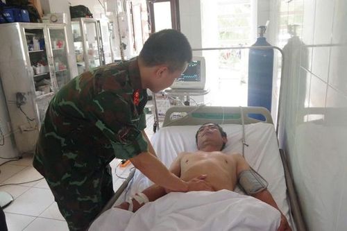 Bệnh xá đảo Trường Sa cấp cứu ngư dân bị xuất huyết tiêu hóa