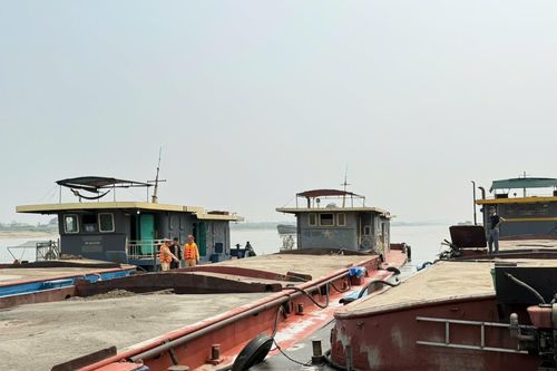CSGT đường thủy chặn 3 tàu 'cát tặc' trên sông Hồng