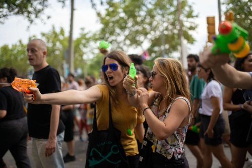 Barcelona có gì sau màn bắn súng nước vào du khách?