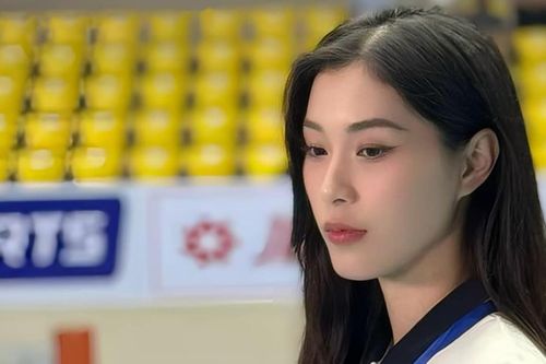 Nhan sắc gây chú ý của MC từng lọt Top 10 Hoa hậu Hoàn vũ Việt Nam tại Giải bóng chuyền Vô địch Quốc gia 2025