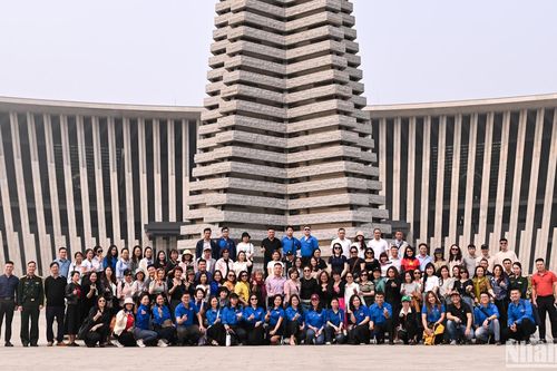 Cán bộ, đoàn viên Báo Nhân Dân tham quan bảo tàng Lịch sử Quân sự Việt Nam