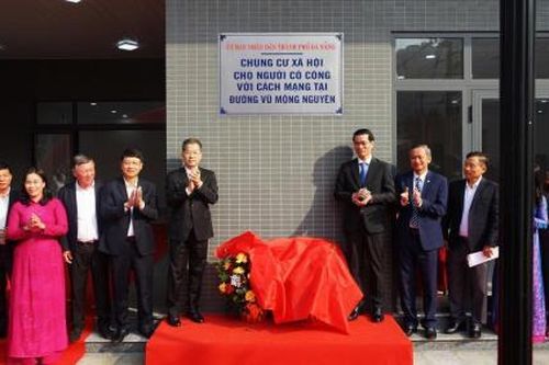 Gắn biển hoàn thành và đưa vào sử dụng 2 công trình xây dựng