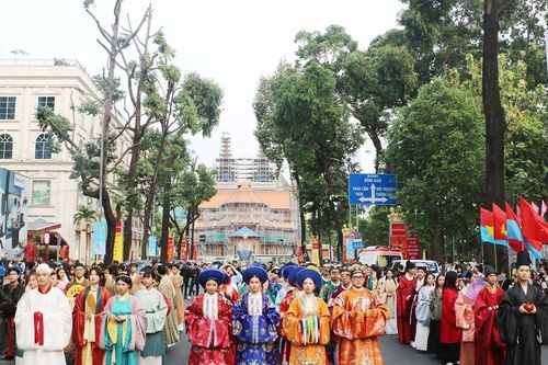 Trang phục truyền thống hòa nhịp đương đại