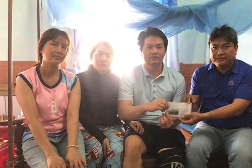 Trao tiền hỗ trợ cho anh Ksor Hiếu