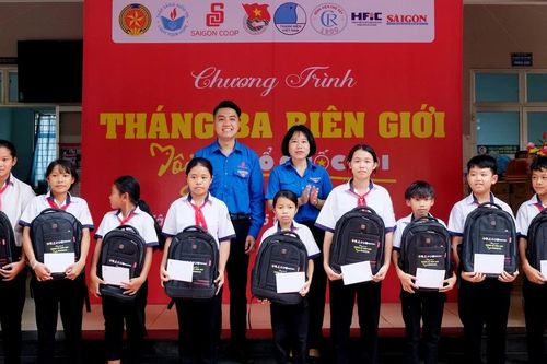 Mang yêu thương về biên giới