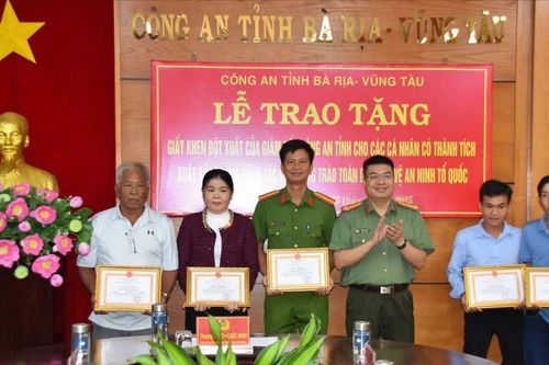 Bà Rịa - Vũng Tàu: Khen thưởng người dân truy bắt kẻ cướp tiệm vàng
