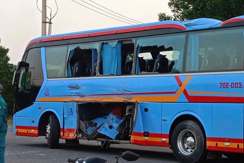 Đà Nẵng: Xe chở du khách va chạm với xe tải khiến nhiều người hoảng loạn