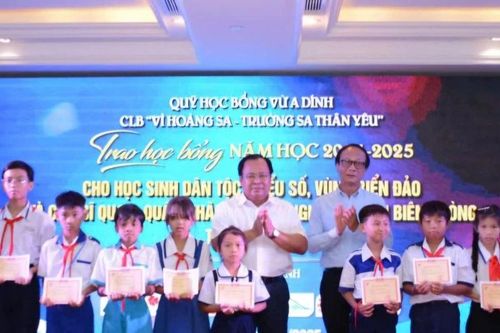 Trao 230 suất học bổng cho học sinh khó khăn ở Cà Mau