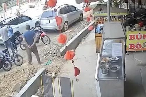 Nam thanh niên bị đánh tới tấp trước quán ăn ở Đồng Nai