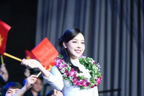 Hoa hậu Thanh Thủy tự hào tham dự chương trình Thủ tướng đối thoại với thanh niên