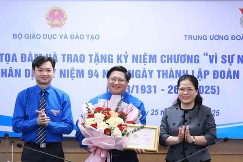 11 cán bộ Trung ương Đoàn nhận Kỷ niệm chương 'Vì sự nghiệp Giáo dục'