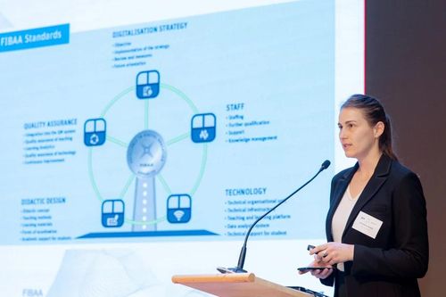 Thúc đẩy trường đại học chuyển đổi giáo dục số và phát triển bền vững