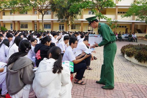 Tuyên truyền Luật Biên phòng Việt Nam cho giáo viên và học sinh Trường Trung học phổ thông Bưng Riềng