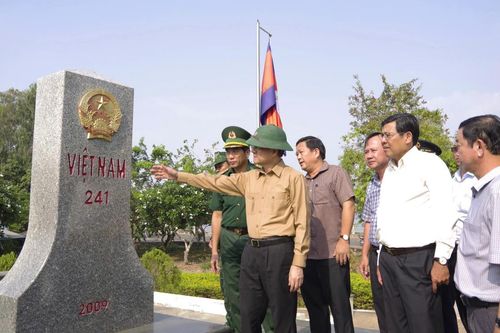 Bí thư Tỉnh ủy An Giang Lê Hồng Quang kiểm tra biên giới xã Vĩnh Xương