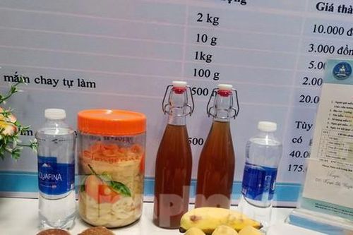 Nhóm nữ sinh trung học chế nước mắm chay từ quả chuối