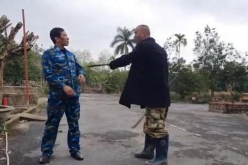 Đối tượng chiếm đất cầm 'song đao' đe dọa cán bộ ở Hà Nội
