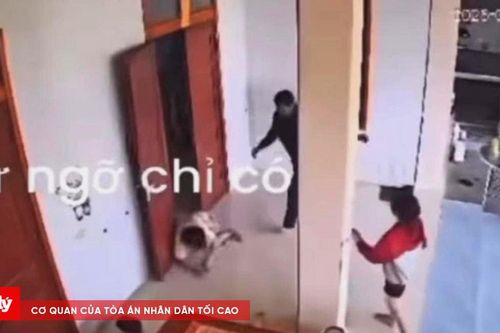 Phẫn nộ cảnh người đàn ông bạo hành trẻ nhỏ trước mâm cơm
